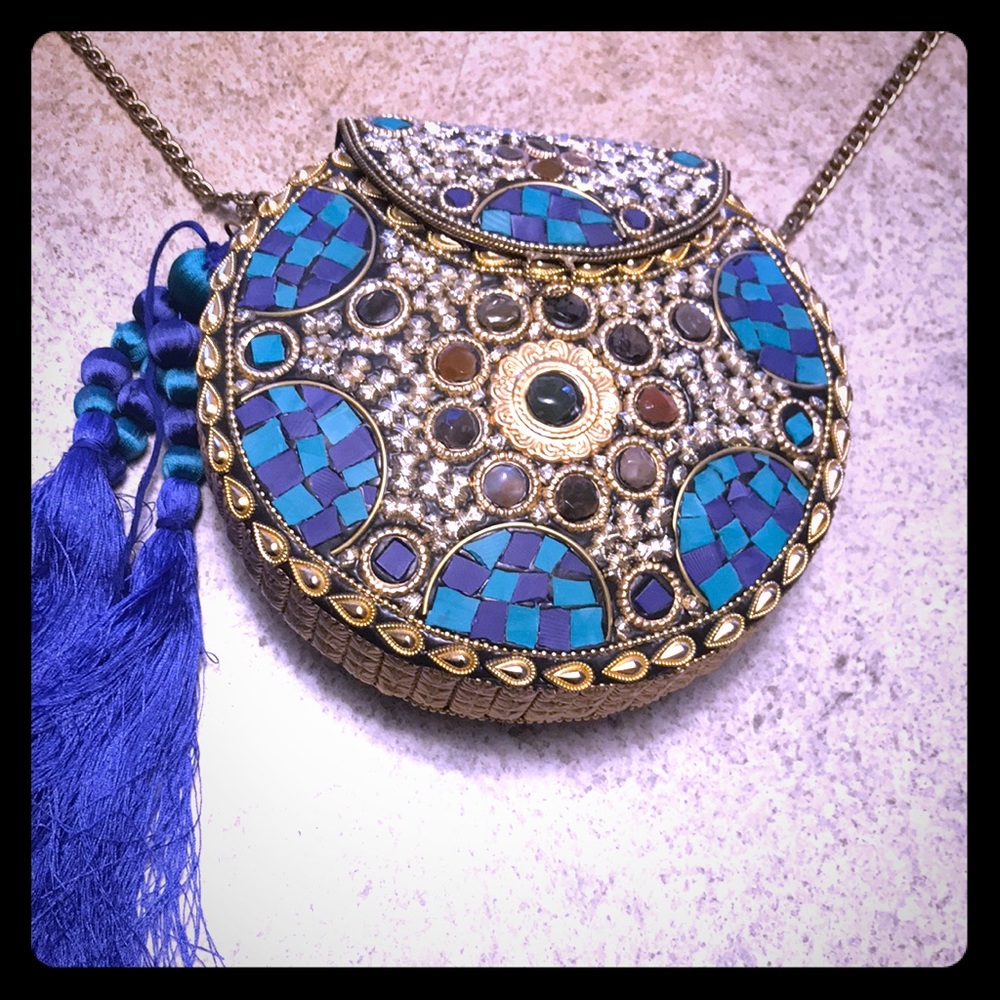 Strikingly beautiful crossbody bag!